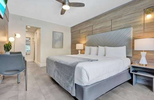 Galt Mile Hotel | Relaxing King Unit at The Garden Hotel | Explore Anglins Fishing Pier Nearby