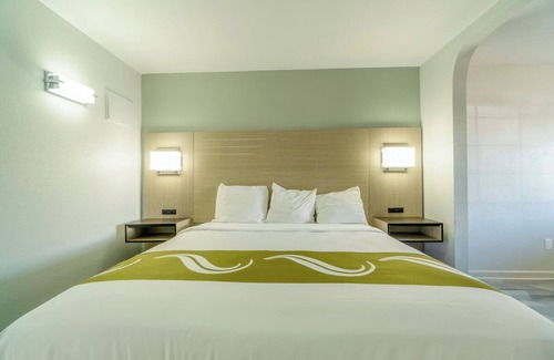 Pleasanton Hotel | Relaxing King Unit Near Pleasanton Country Club + Free Parking