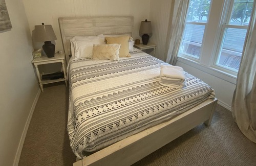 Kingsville Cottage | Relaxing lakefront cottage near wineries and beach