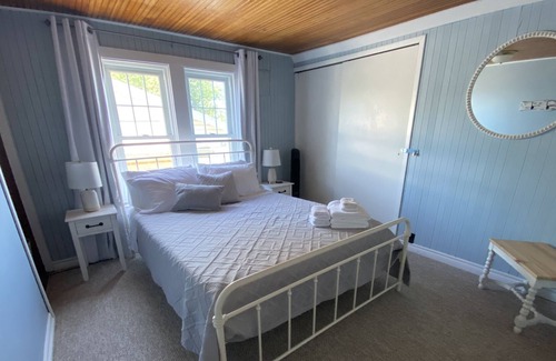 Kingsville Cottage | Relaxing lakefront cottage near wineries and beach