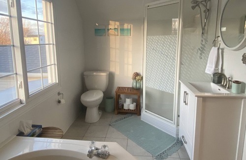 Kingsville Cottage | Relaxing lakefront cottage near wineries and beach