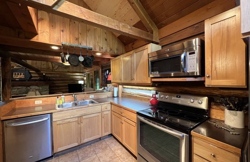 Leavenworth Cabin | Relaxing log cabin retreat!Private hot tub, Fido Friendly,WI-FI,Snomobile access