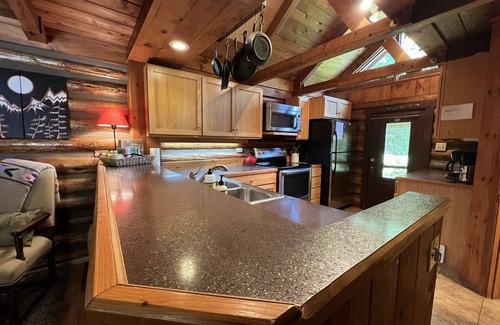 Leavenworth Cabin | Relaxing log cabin retreat!Private hot tub, Fido Friendly,WI-FI,Snomobile access