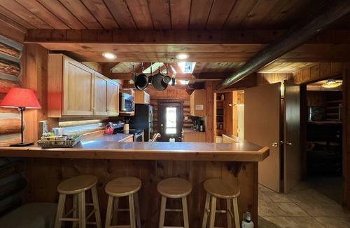 Leavenworth Cabin | Relaxing log cabin retreat!Private hot tub, Fido Friendly,WI-FI,Snomobile access