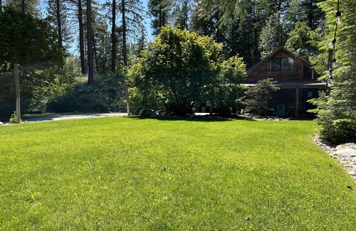 Leavenworth Cabin | Relaxing log cabin retreat!Private hot tub, Fido Friendly,WI-FI,Snomobile access