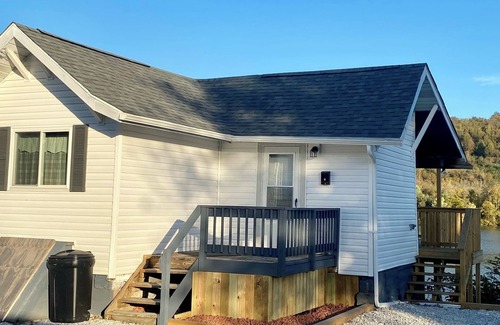 Tiltonsville House | Relaxing one bedroom cottage backs up to OH River
