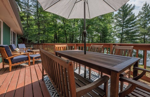 Eagle River House | Relaxing Refuge ~ Lakefront ~ Dogs ~ WiFi ~ AC ~ Remote but Not Far