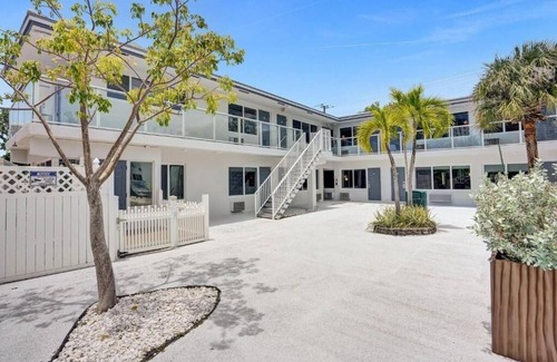Galt Mile Hotel | Relaxing Retreat with Onsite Pool | 2 Suites Near Downtown Attractions