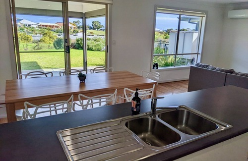 Nangkita House | Relaxing Riverview Home - A Quiet Getaway