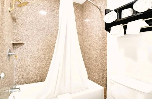 Oakville Hotel | Relaxing Room Close to Choke Canyon – Free Parking, Pet Allowed & Pool