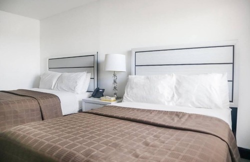 Ronks Hotel | Relaxing Room near Dutch Wonderland – Parking on Premises