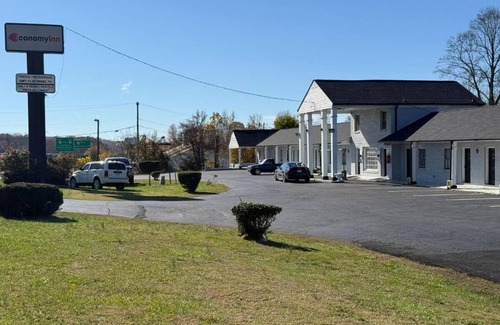 Danville Hotel | Relaxing Stay Near Ballou Park Trails – Pets OK, Free Parking, King Comfort
