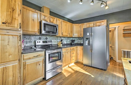 King Cottage | Relaxing Taylor Lake Retreat directly on the Chain of Lakes