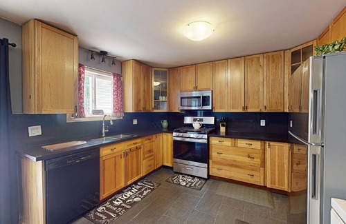 Wasaga Beach House | Relaxing twin-home getaway with deck, firepit & perfect setup for family stays