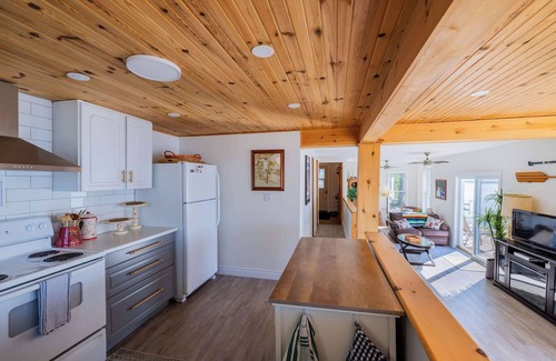 Central Frontenac House | Relaxing waterfront family retreat