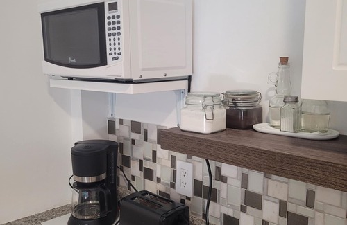 West Little Havana Cottage | Reliable Heart In Miami's Heart 3 minutes from Miami International Airport