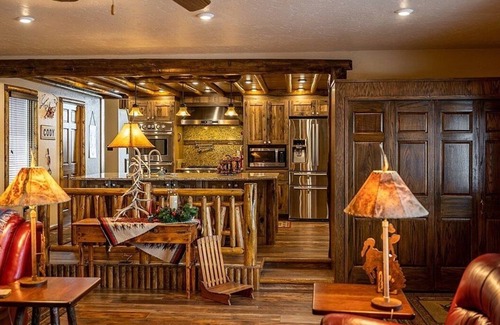 Cody Cabin | Remarkable views of Cody & the surrounding mountains, few mins to Downtown Cody.