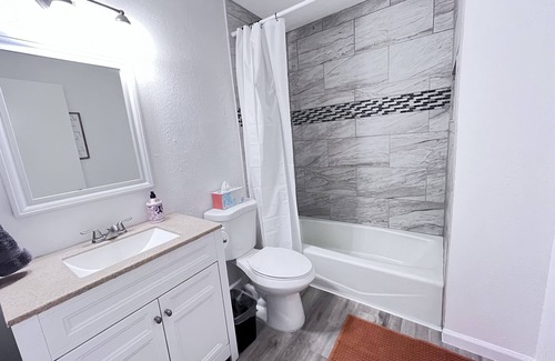 Albuquerque Apartment | Remodeled 2 br apt near hospitals, UNM, stadium, airport, AFB and I-25