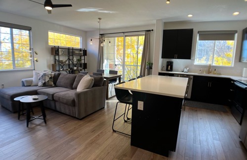 Uptown Condo | Remodeled 2b/2b in Capitol Hill w/2 parking spots