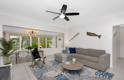 Parkside Apartment | Remodeled! 3/2 tropical retreat ★ Beach and shops