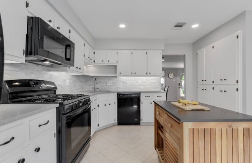 Austin House | Remodeled 3BR, 2.5 Bath Dog-Friendly Retreat w/Large Backyard