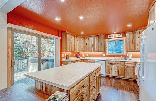 Pla-Vada Woodlands Ski Chalet | Remodeled chalet with private hot tub, bumper pool table & W/D