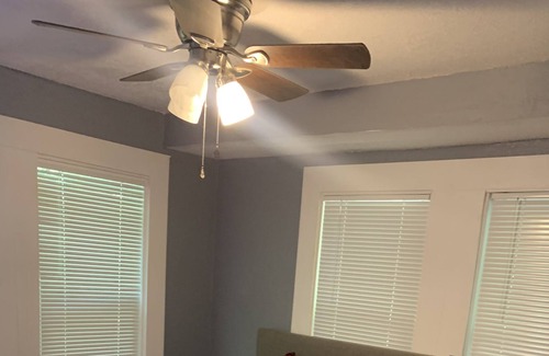 Kansas City House | Remodeled cozy home minutes from Hwy,Downtown, and plaza!