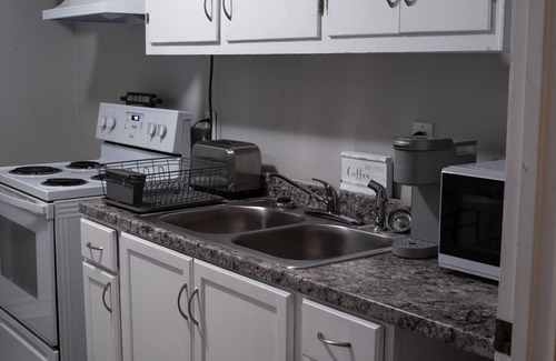 Holly Springs Cottage | Remodeled historical loft walking distance from the Square.