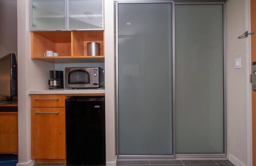 Ala Moana Apartment | Remodeled Studio Hotel | Walk to Ala Moana Beach