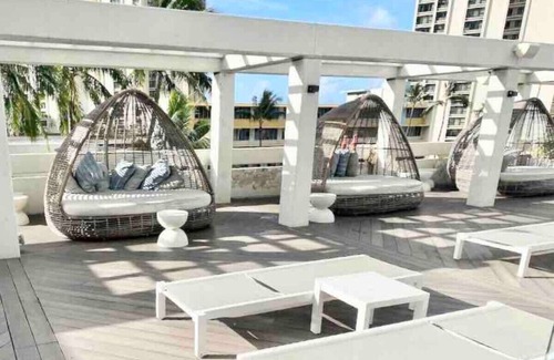 Ala Moana Apartment | Remodeled Studio Hotel | Walk to Ala Moana Beach
