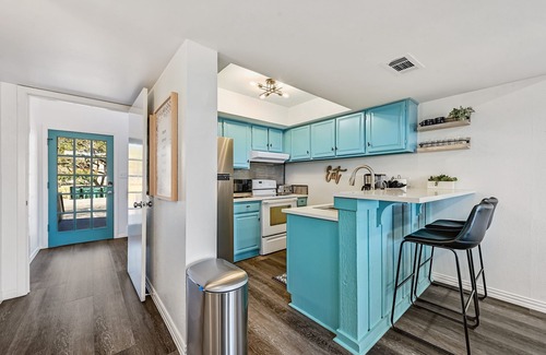 Point Venture House | Remodeled Waterfront w/Putting Green - Sleeps 10