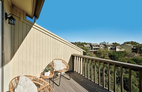 Point Venture House | Remodeled Waterfront w/Putting Green - Sleeps 10