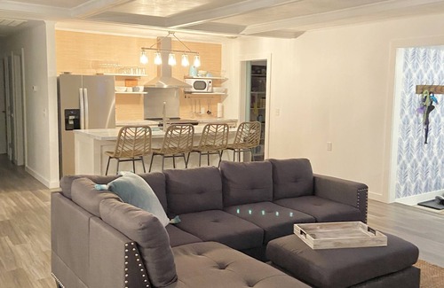 Ocracoke House | “Rendezvous” A Spacious, Newly Renovated 4BR Charmer