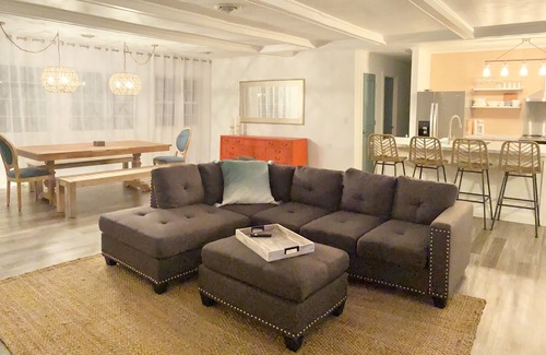 Ocracoke House | “Rendezvous” A Spacious, Newly Renovated 4BR Charmer