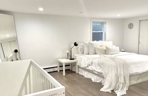 Southeast Yonkers House | Renovated 1 bedroom apartment 30 min train ride from manhattan