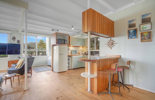 Wye River House | Renovated 1950s beach shack. Private with magnificent ocean view