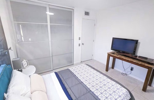 West Park House | Renovated 2-bedroom house in West Park with AC