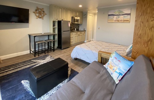 Hampton Condo | Renovated 2nd floor ocean side studio with a kitchenette 3 Min walk to the beach