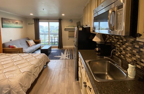 Hampton Condo | Renovated 2nd floor ocean side studio with a kitchenette 3 Min walk to the beach