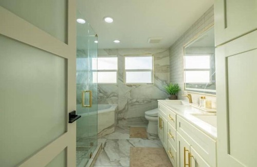 Lake Area House | Renovated 5B4B Luxury home @Fremont with King Suite