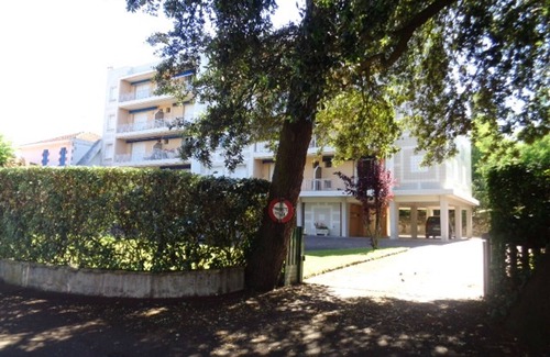 Le Moulleau Apartment | Renovated Apartment in Moulleau: 2 Bedrooms, Balcony, 200m from Beach, Parking Included