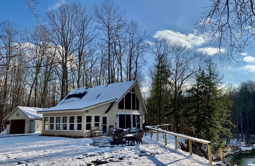 Thompsonville House | Renovated Betsie River Cabin 3bd+2ba+Loft by Crystal Mtn, 8acres, 600’ frontage!