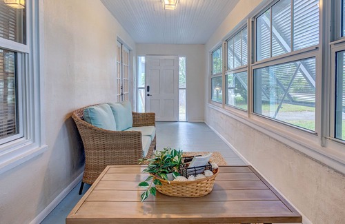Alto Pino House | Renovated bungalow close to the beach with yard, enclosed porch & central AC