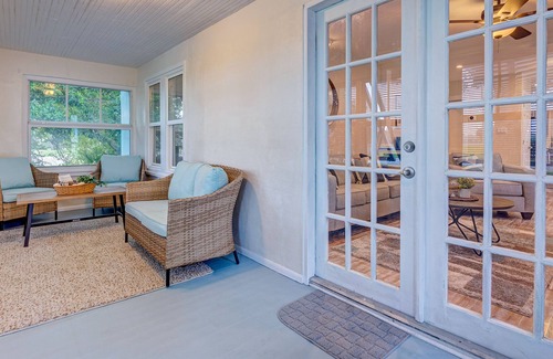 Alto Pino House | Renovated bungalow close to the beach with yard, enclosed porch & central AC