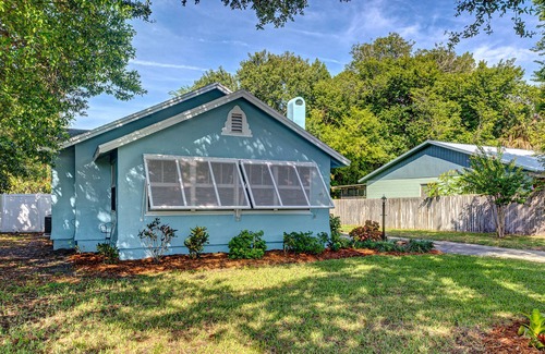 Alto Pino House | Renovated bungalow close to the beach with yard, enclosed porch & central AC