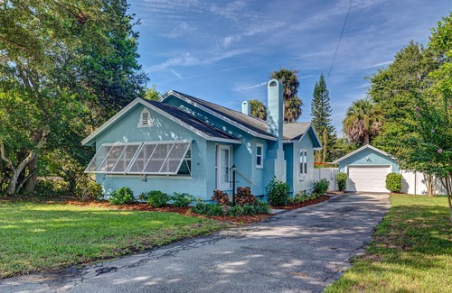 Alto Pino House | Renovated bungalow close to the beach with yard, enclosed porch & central AC