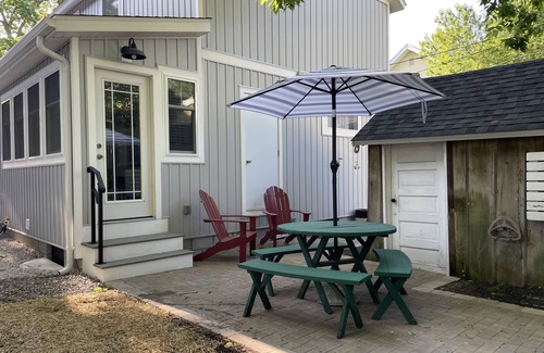 Marblehead House | Renovated Cottage in Central Lakeside