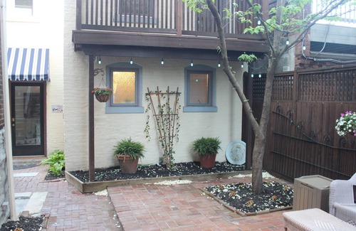Lafayette Square House | Renovated Carriage house - 1 BR loft - Private