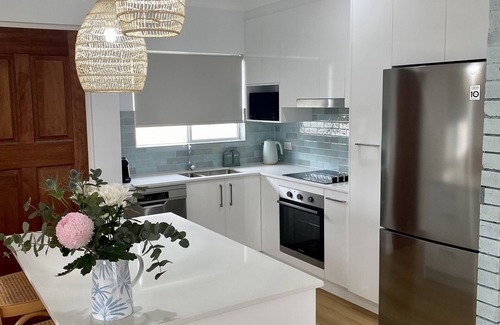 Paradise Point Apartment | Renovated coastal apartment 5 mins walk to the water, shops and restaurants.