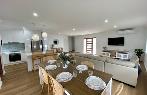 Paradise Point Apartment | Renovated coastal apartment 5 mins walk to the water, shops and restaurants.